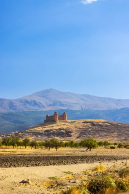 Sierra Nevada, Endülüs, İspanya ile La Calahorra kalesi manzarası