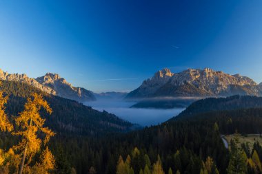 Sella di Razzo yakınlarındaki manzara ve Sella di Rioda geçidi, Carnic Alpleri