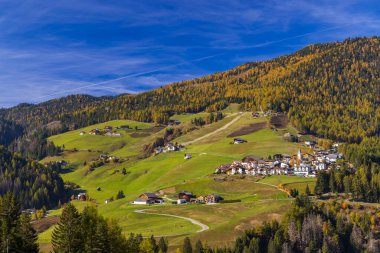 San Martin de Tor yakınlarındaki tipik manzara, Dolomiti, Güney Tyrol, İtalya