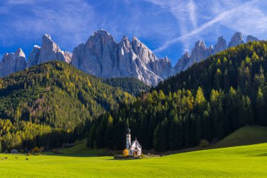 İtalyan dolomitlerinin güzel manzarası Santa Magdalena yakınlarında, Güney Tyrol, İtalya