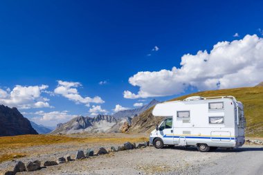 Col de l 'Iseran, Savoy, Fransa yakınlarında minibüs hayatı