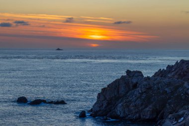 Pointe du Raz yakınlarında Phare de la Vieille ile sahil