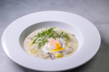 Tipik Czech mutfağı kulajda çorbası.