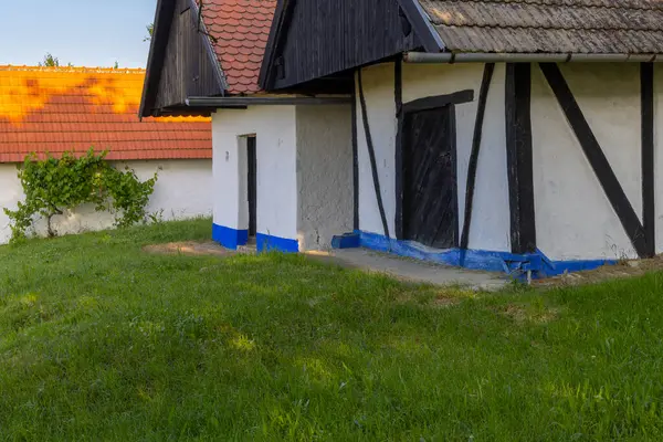 莫拉维亚南部弗尔克诺夫典型的户外酒窖群 — 图库照片
