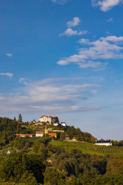 Bağlı Kapfenstein kalesi ve kilisesi, Styria, Avusturya