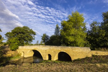 Larressingle yakınlarındaki Romen Artigue ve Osse nehri köprüsü Santiago de Compostela, UNESCO Dünya Mirası Bölgesi, ayrılış Gers, Fransa