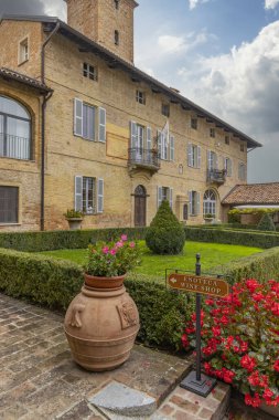 Şarap dükkanı, Castello di Razzano kalesi, Piedmont, İtalya