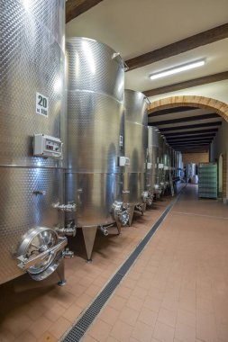 Modern üretim şarap mahzeni paslanmaz çelik tank, Canale, Piedmont, İtalya
