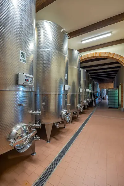 ステンレス鋼タンク カナール ピエモンテ イタリアの現代生産ワインセラー — ストック写真