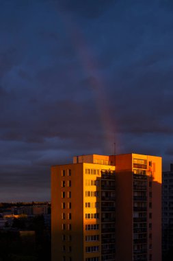 Eski apartman blokları - Doğu Avrupa, Prag, Çek Cumhuriyeti 'ndeki komünist dönemdeki beton panellerden yapılmış apartman binaları