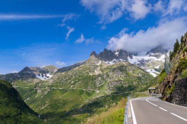 SustenPass yakınlarındaki yüksek alp yolu, Innertkirchen - Gadmen, İsviçre