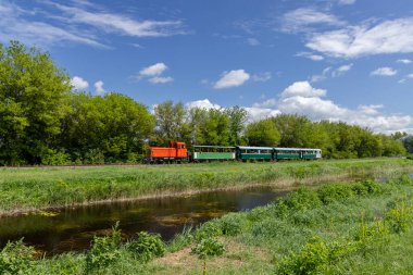 Balatonfenyves 'den Balaton yakınlarındaki Csisztafurdo, Somogy bölgesi, Macaristan' a dar demiryolu.