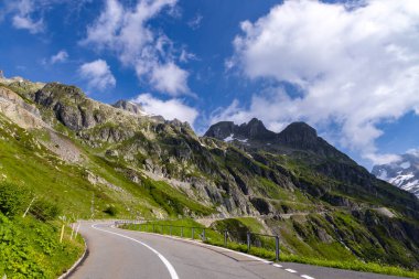 SustenPass yakınlarındaki yüksek alp yolu, Innertkirchen - Gadmen, İsviçre