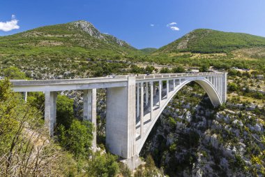 Pont de l 'Artuby köprüsü, Fransa' nın Provence kentindeki Verdon Nehri Kanyonu