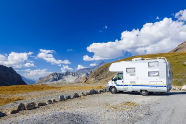 Col de l 'Iseran, Savoy, Fransa yakınlarında minibüs hayatı
