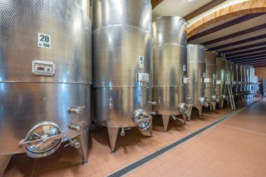 Modern üretim şarap mahzeni paslanmaz çelik tank, Canale, Piedmont, İtalya