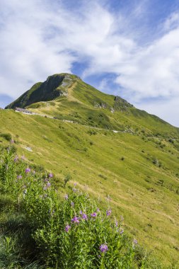 Puy Mary (1783 m) karayolu, Cantal, Auvergne-Rhone-Alpes bölgesi, Fransa