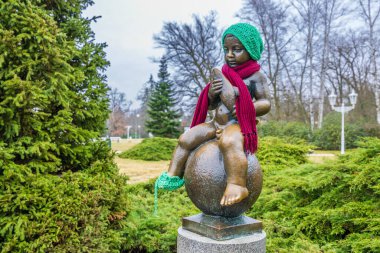 Bir balıkla oturan çocuk heykeli, Frantiskovy Lazne spa sembolü, UNESCO Dünya Mirası Sitesi, Batı Bohemya, Çek Cumhuriyeti