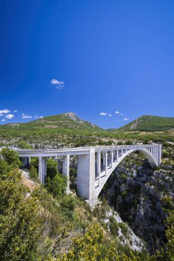 Pont de l 'Artuby köprüsü, Fransa' nın Provence kentindeki Verdon Nehri Kanyonu