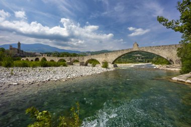 Gobbo Köprüsü ayrıca Bobbio, Piacenza ili, Trebbia Vadisi, Emilia Romagna, İtalya 'da Şeytan Köprüsü veya Ponte del Diavolo veya Ponte Gobbo' da bulunmaktadır.