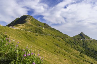 Puy Mary (1783 m) karayolu, Cantal, Auvergne-Rhone-Alpes bölgesi, Fransa
