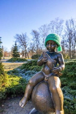 Bir balıkla oturan çocuk heykeli, Frantiskovy Lazne spa sembolü, UNESCO Dünya Mirası Sitesi, Batı Bohemya, Çek Cumhuriyeti