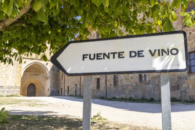 Irache şaraphanesinde şarap musluğu, Santiago de Compostela yolu, Navarre, İspanya 