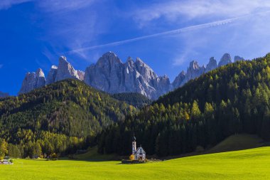 İtalyan dolomitlerinin güzel manzarası Santa Magdalena yakınlarında, Güney Tyrol, İtalya