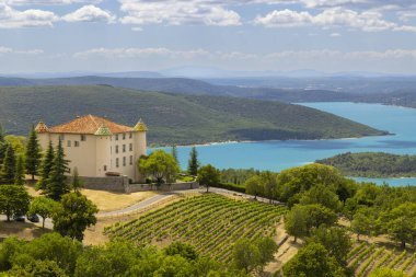 Tipik Provencal Town Aiguines with Lac de Sainte-Croix, Verdon Natural Park, Alpes-de-Haute-Provence, Provence, Fransa