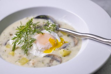 Tipik Czech mutfağı kulajda çorbası.