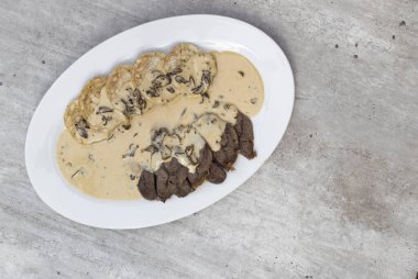 Kremalı et, mantar sosu ve Karlsbad köftesi.