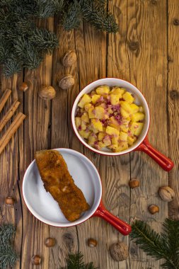 Çek Cumhuriyeti 'nde geleneksel Noel yemeği - patates salatalı sazan filetosu