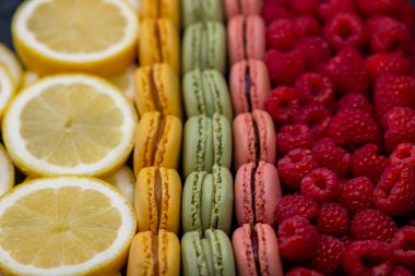 Ahududu ve limonlu farklı renkte makaronlar.