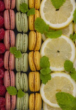 Ahududu, limon ve nane ile farklı renkte makaronlar.