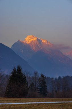 Bovec köyü yakınlarındaki kış manzarası, Triglavski ulusal parkı, Slovenya