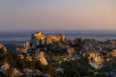 Ortaçağ şatosu ve köyü, Les Baux-de-Provence, Alpilles dağları, Provence, Fransa