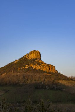 Üzüm bağı olan Solutre Kayası, Burgundy, Solutre-Pouilly, Fransa