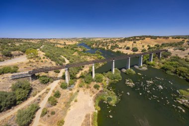 Beja yakınlarındaki Guadiana Demiryolu Köprüsü, Moura Şubesi, Ulusal Yol 260, Alentejo, Portekiz