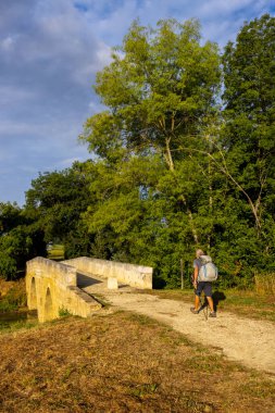 Larressingle yakınlarındaki Romen Artigue ve Osse nehri köprüsü Santiago de Compostela, UNESCO Dünya Mirası Bölgesi, ayrılış Gers, Fransa