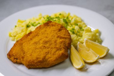 Kuskus ve limonlu tavuk pirzolası.