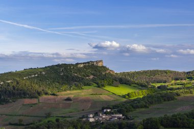 Üzüm bağı olan Solutre Kayası, Burgundy, Solutre-Pouilly, Fransa