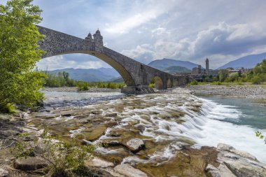 Gobbo Köprüsü ayrıca Bobbio, Piacenza ili, Trebbia Vadisi, Emilia Romagna, İtalya 'da Şeytan Köprüsü veya Ponte del Diavolo veya Ponte Gobbo' da bulunmaktadır.