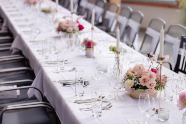 Pembe çiçekli düğün masası