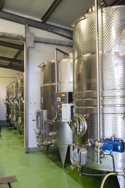 Paslanmaz çelik tankı olan modern üretim şarap mahzeni, Güney Moravya, Çek Cumhuriyeti