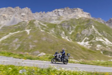Col du Galibier, Hautes-Alpes, Fransa yakınlarındaki Grandes Alpes yolunda motosiklet.