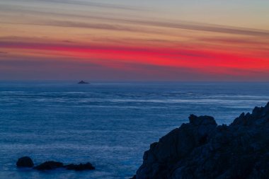 Pointe du Raz, Brittany, Fransa yakınlarında Phare de la Vieille ile sahil