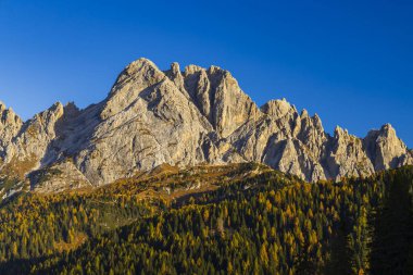 Sella di Razzo ve Sella di Rioda geçidi yakınlarındaki manzara, Carnic Alps, Friuli-Venezia Giulia, İtalya