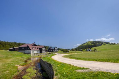 Korenov yakınlarında Jizerka ile bahar manzarası, Kuzey Bohemya, Çek Cumhuriyeti