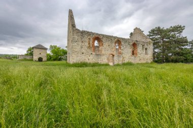 Haluzice, Romanca kilise kalıntıları, Slovakya