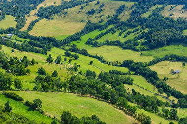 Puy Mary yakınlarındaki manzara, Cantal, Auvergne-Rhone-Alpes bölgesi, Fransa